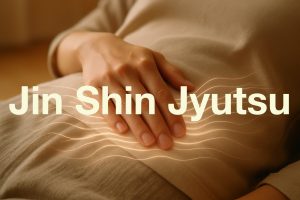 Liegende Frau hält Hand auf den Bauch - leuchtende Energielinien sind sichtbar. Text-Overlay Jin Shin Jyutsu