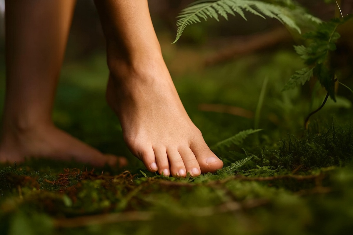nackter Fuss auf Waldboden