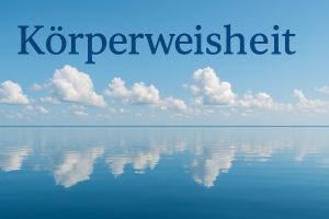 Wolken die sich im Wasser spiegeln