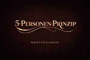 goldene Schrift auf schwarzem Grund mit Wohlfühlogie Schriftzug