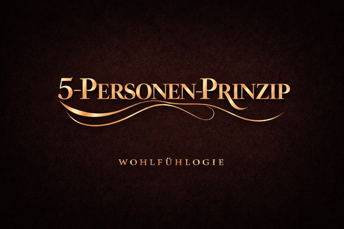 goldene Schrift auf schwarzem Grund mit Wohlfühlogie Schriftzug