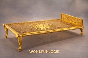 goldenes ägyptisches Bett mit Sonnensymbol