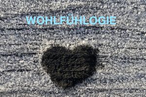 Holz mit Frost mit Herzsymbol und Wohlfühlogie Schriftzug