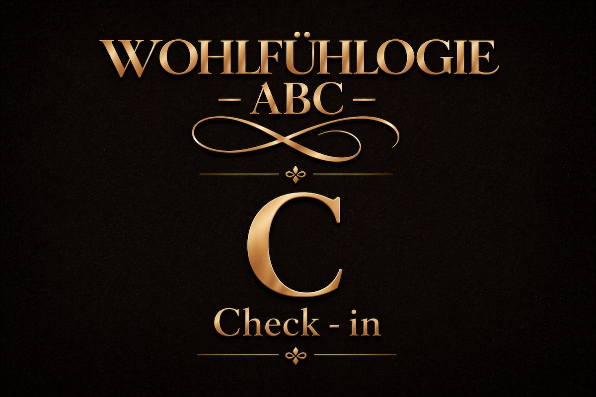 Goldenes Typografie-Bild mit dem Schriftzug Wohlfühlogie ABC – C Check-in auf dunklem Hintergrund als Symbol für inneres Gleichgewicht