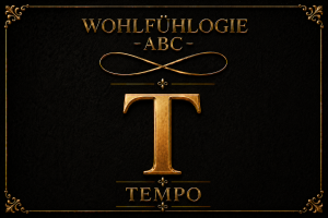 T – Tempo im Wohlfühlogie-ABC. Goldenes T mit Unendlichkeitssymbol auf schwarzem Hintergrund als Sinnbild für Wohlfühlrhythmus, Balance und das eigene Lebenstempo.